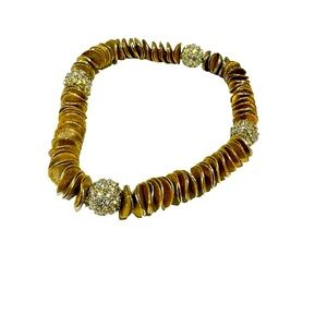 Pretty stretch bracelet gives off a dressy feel. GUC